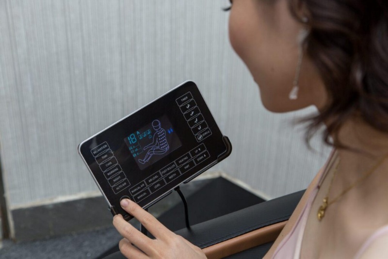 nhung nut co ban tren bang dieu khien cua ghe massage toan than