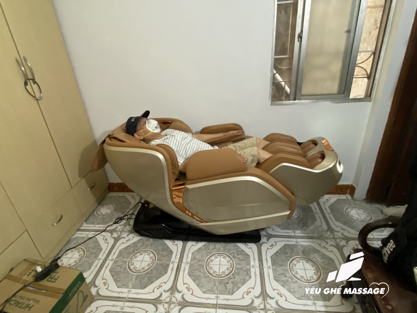 khach hang ngoi ghe massage okinawa js 901 pro tai nha 1 Copy