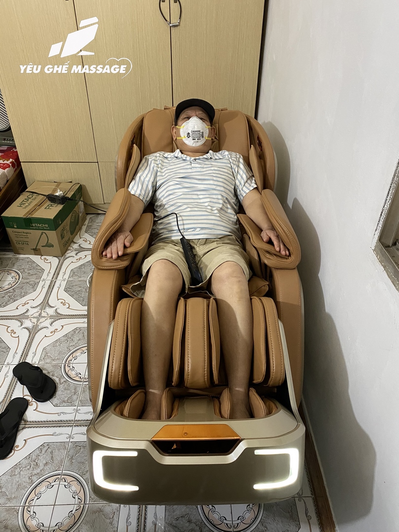 khach hang ngoi ghe massage okinawa js 901 pro tai nha Copy