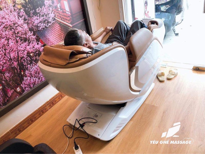 khach-hang-trai-nghiem-ghe-massage-okinawa-js-901-pro-tai-showroom