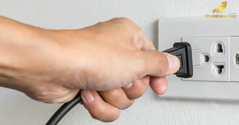 Rút phích cắm ghế massage sau khi sử dụng-1